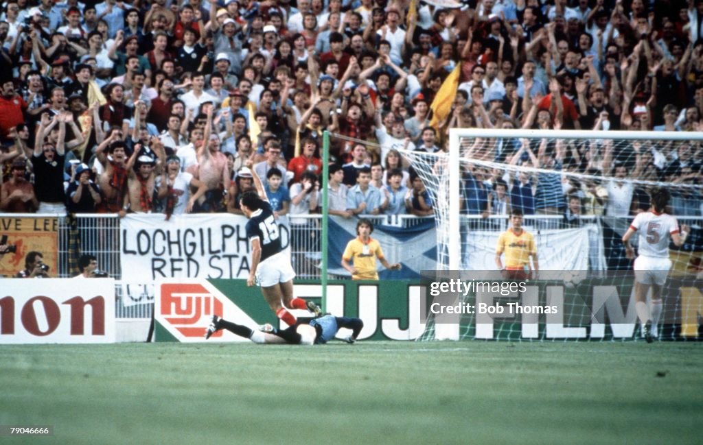 1982 World Cup Finals. Malaga, Spain. 22nd June, 1982. USSR 2 v Scotland 2. Scotland's Joe Jordan turns towards the fans after beating USSR's goalkeeper Rinat Dasaev.