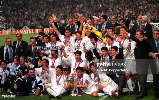 Football, UEFA Champions League Final, Amsterdam, Holland, 20th May 1998, Real Madrid 1 v Juventus 0, The Real Madrid team and officials celebrate...