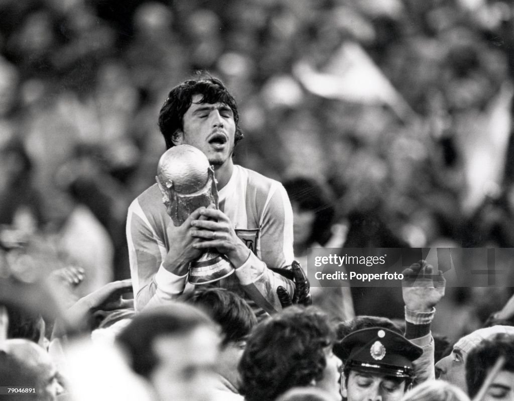 1978 World Cup Final. Buenos Aires, Argentina. 25th June, 1978. Argentina 3 v Holland 1 (aet). Argentine captain Daniel Passarella holds the World Cup trophy aloft whilst being carried on a lap of honour