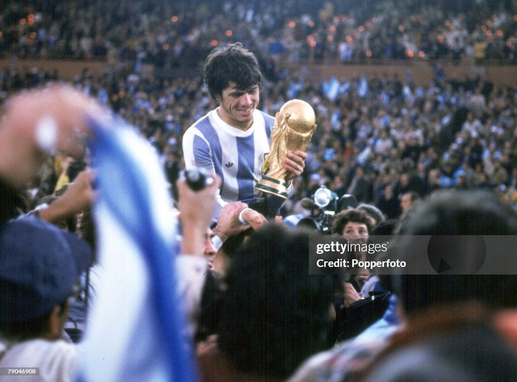 1978 World Cup Final. Buenos Aires, Argentina. 25th June, 1978. Argentina 3 v Holland 1 (aet). Argentine captain Daniel Passarella holds the World Cup trophy amid chaotic scenes at the end of the match