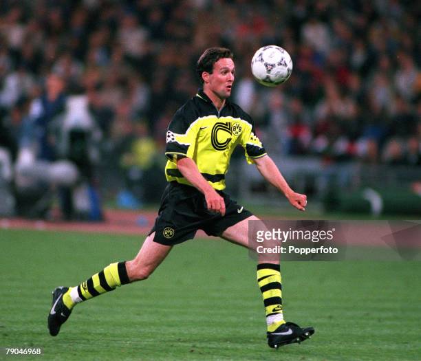 Football, UEFA Champions League Final, Munich, Germany, 28th May 1997, Borussia Dortmund 3 v Juventus 1, Borussia Dortmund's Paul Lambert