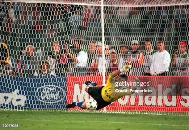 Football, UEFA Champions League Final, Rome, Italy, 22nd May 1996, Juventus 1 v Ajax 1 , Juventus goalkeeper Angelo Peruzzi saves a penalty in the...