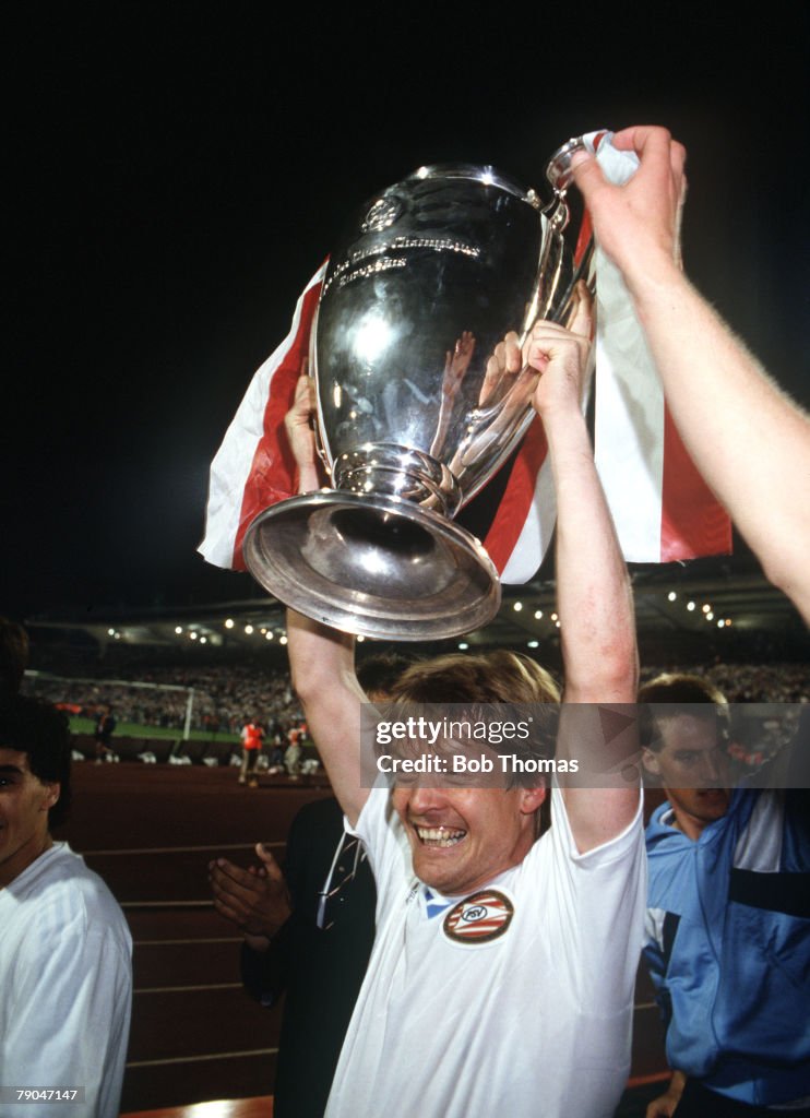 Football. European Cup Final. Stuttgart, West Germany. 25th May 1988. Benfica 0 v PSV Eindhoven 0 (after extra time, PSV win 6-5 on penalties). PSV's Soren Lerby holds the trophy aloft.