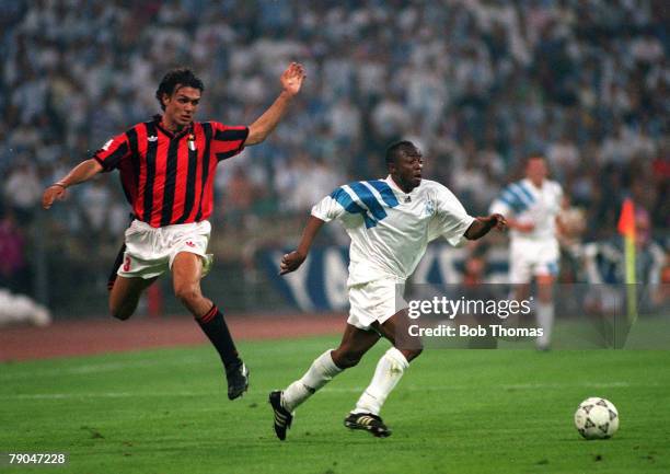 Football, UEFA Champions League Final, Munich, Germany, 26th May 1993, Marseille 1 v AC Milan 0, Marseille's Abedi Pele beats AC Milan's Paolo Maldini