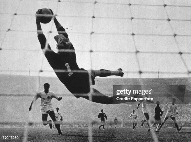 World Cup Third Place Play-Off Santiago, Chile, 16th June Chile 1 v Yugoslavia 0, Yugoslavian goalkeeper Soskic makes a flying save to deny Rojas of...