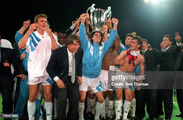 Football, UEFA Champions League Final, Munich, Germany, 26th May 1993, Marseille 1 v AC Milan 0, The Marseille players and officials celebrate with...