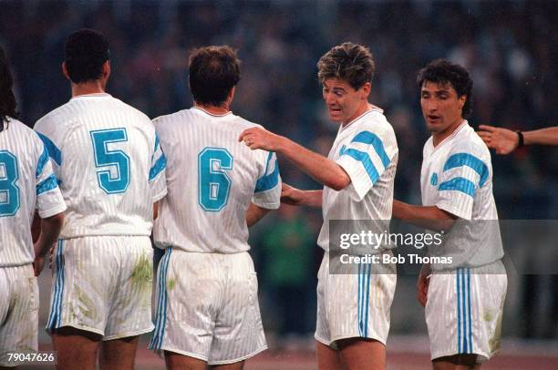 Football, European Cup Final, Bari, Italy, 29th May 1991, Marseille 0 v Red Star Belgrade 0 , Marseille's Chris Waddle organises a defensive wall