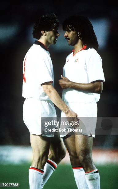 Football, European Cup Final, Nou Camp, Barcelona, Spain, 24th May 1989, AC Milan 4 v Steaua Bucharest 0, AC Milan's Marco van Basten and Ruud...