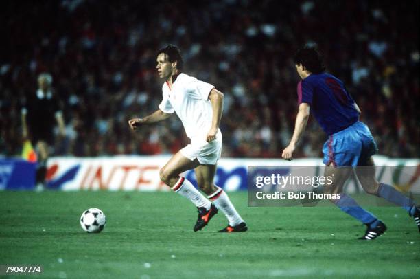 Football, European Cup Final, Nou Camp, Barcelona, Spain, 24th May 1989, AC Milan 4 v Steaua Bucharest 0, AC Milan's Marco van Basten moves forward...