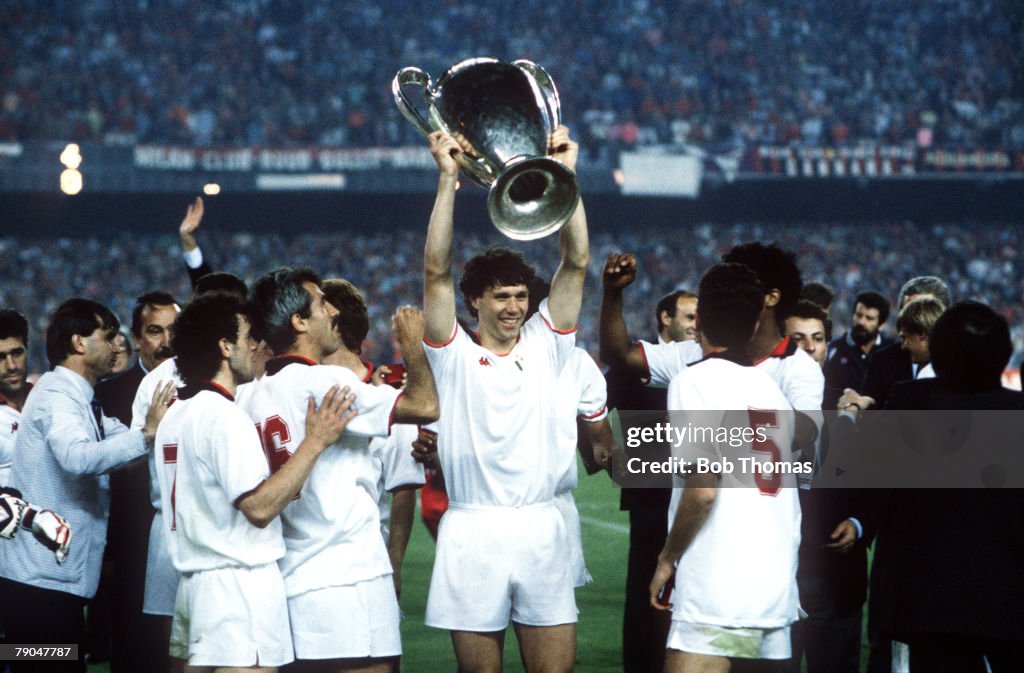 Football. European Cup Final. Nou Camp, Barcelona, Spain. 24th May 1989. AC Milan 4 v Steaua Bucharest 0. AC Milan's Marco van Basten holds the trophy aloft as he celebrates with his team-mates.
