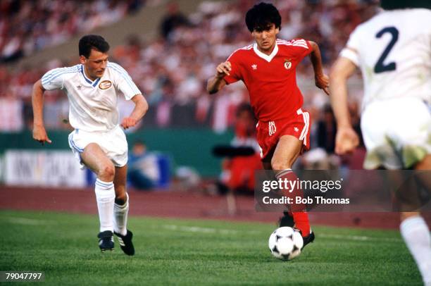 Football, European Cup Final, Stuttgart, West Germany, 25th May 1988, Benfica 0 v PSV Eindhoven 0 , Benfica's Antonio Pacheco is chased by PSV's...