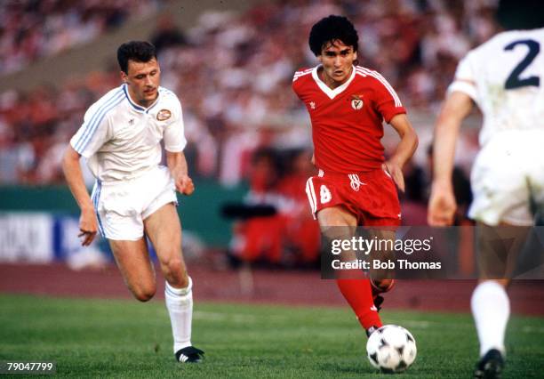 Football, European Cup Final, Stuttgart, West Germany, 25th May 1988, Benfica 0 v PSV Eindhoven 0 , Benfica's Antonio Pacheco is chased by PSV's...