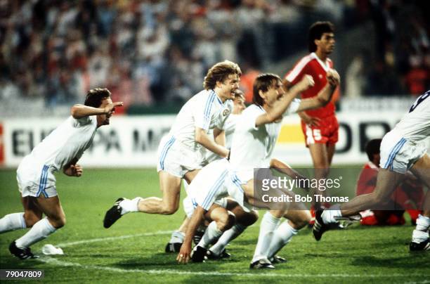 Football, European Cup Final, Stuttgart, West Germany, 25th May 1988, Benfica 0 v PSV Eindhoven 0 , PSV players celebrate after Hans Van Breukelen...