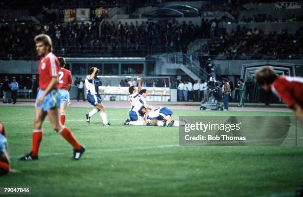Football, European Cup Final, Vienna, Austria, 27th May 1987, Porto 2 v Bayern Munich 1, Porto players celebrate after Rabah Madjer had scored the...