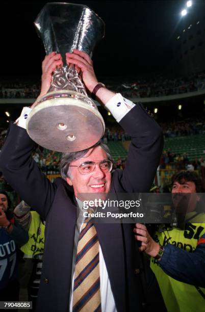 Football, UEFA Cup Final, Second Leg, Milan, Italy, 17th May 1995, Juventus 1 v Parma 1 , Parma President-Chairman Giorgio Pedraneschi holds the...