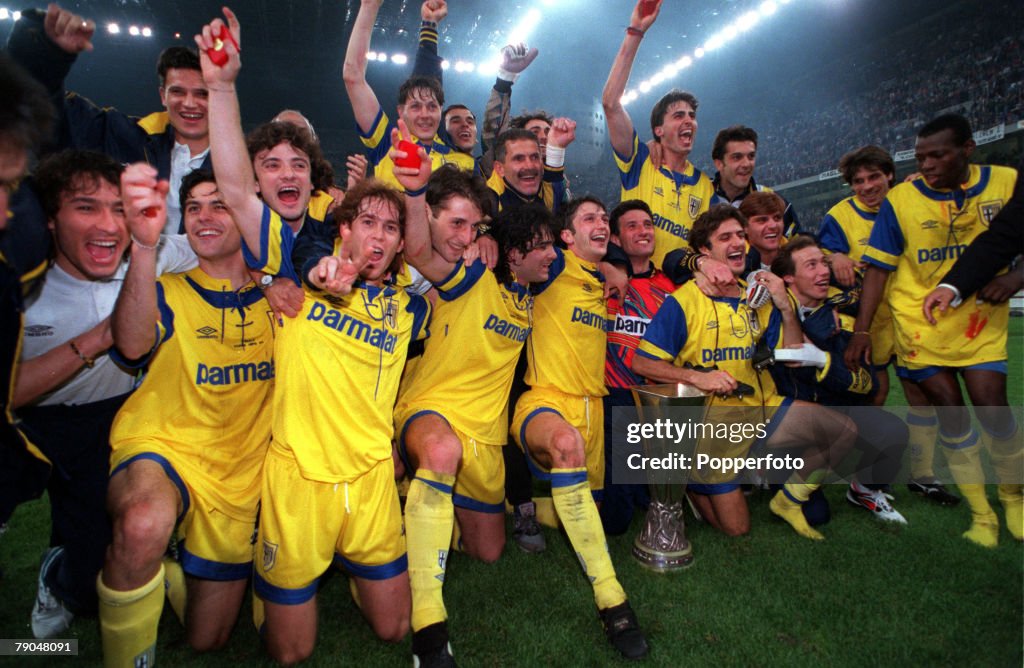 Football. UEFA Cup Final, Second Leg. Milan, Italy. 17th May 1995. Juventus 1 v Parma 1 (Parma win 2-1 on aggregate). The Parma team celebrate together with the trophy.