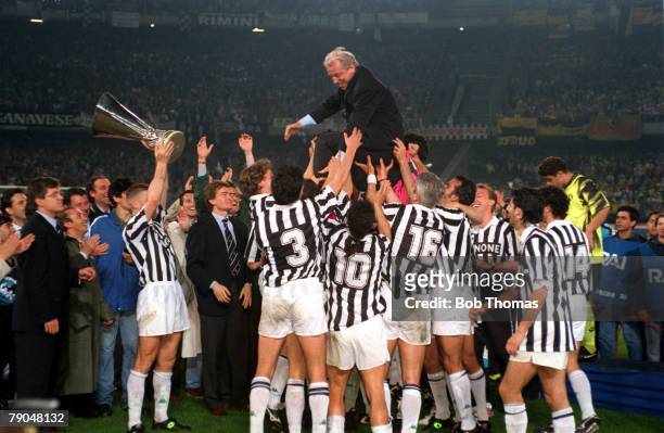 Football, UEFA Cup Final, Second Leg, Turin, Italy, 19th May 1993, Juventus 3 v Borussia Dortmund 0 , The Juventus team and officials lift coach...