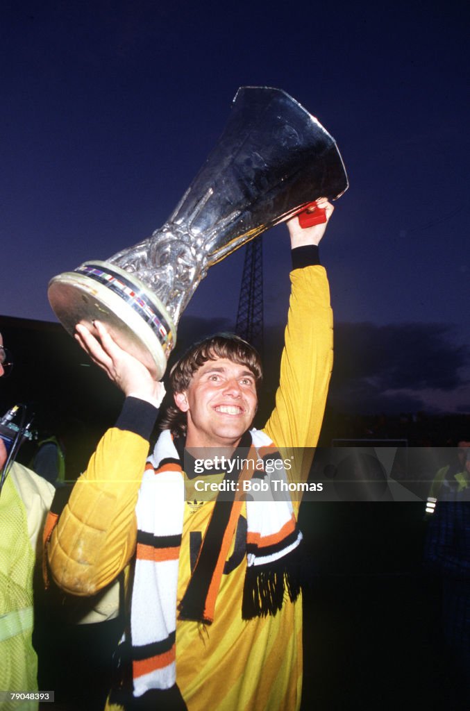 Football. UEFA Cup Final, Second Leg. Tannadice Park, Scotland. 20th May 1987. Dundee United 1 v IFK Gothenburg 1 (Gothenburg win 2-1 on aggregate). Gothenburg goalkeeper Thomas Wernersson holds the trophy aloft.