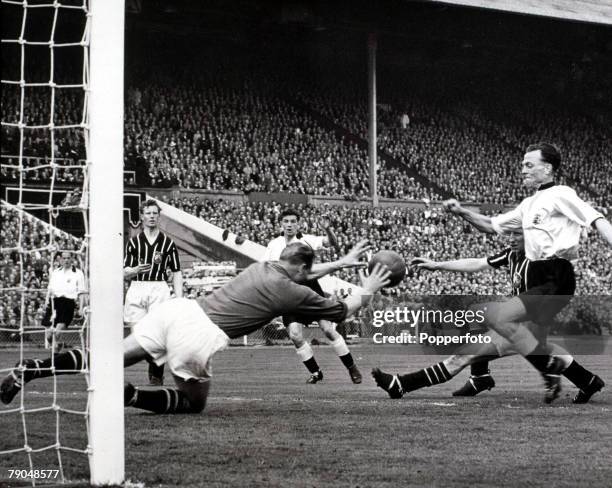 100 Bert Trautmann Photos Stock Photos High Res Pictures And Images 100-bert-trautmann-photos-stock-photos-high-res-pictures-and-images