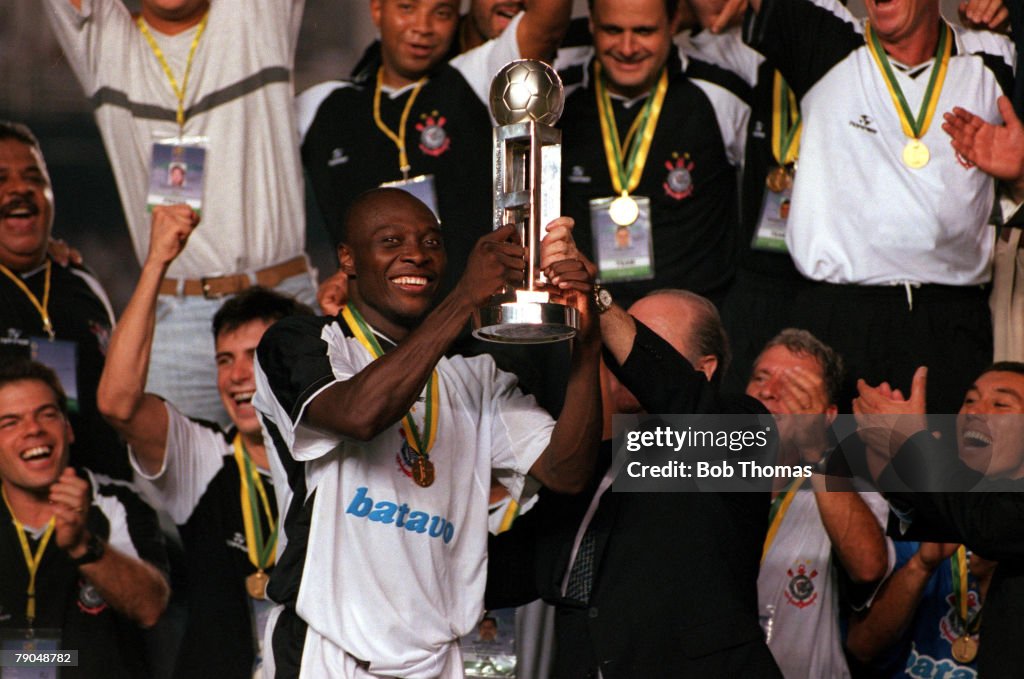 Sport. Football. FIFA Club World Championships Final. Rio De Janeiro, Brazil. 14th January, 2000. Corinthians 0 v Vasco Da Gama 0. (Corinthians win on penalties). Corinthians' captain Freddy Rincon proudly holds aloft the trophy after the presentation by