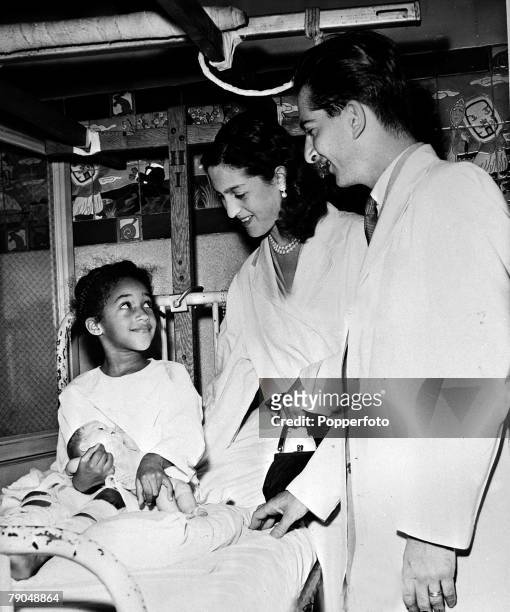 Foreign Royalty, England, pic: circa 1940's, The exiled King Peter II of Yugoslavia and Queen Alexandra visiting a children's ward at a hospital at...