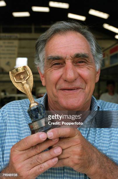 Sport, Football Feature, Winners of the 1970 World Cup- Brazil, January 2000, Former Brazil goalkeeper Felix holds up the Jules Rimet trophy in Sao...