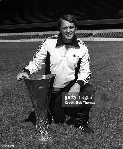 Sport Football Ipswich, England, UEFA Cup winners Ipswich Town, shown here is manager Bobby Robson with the UEFA Cup trophy