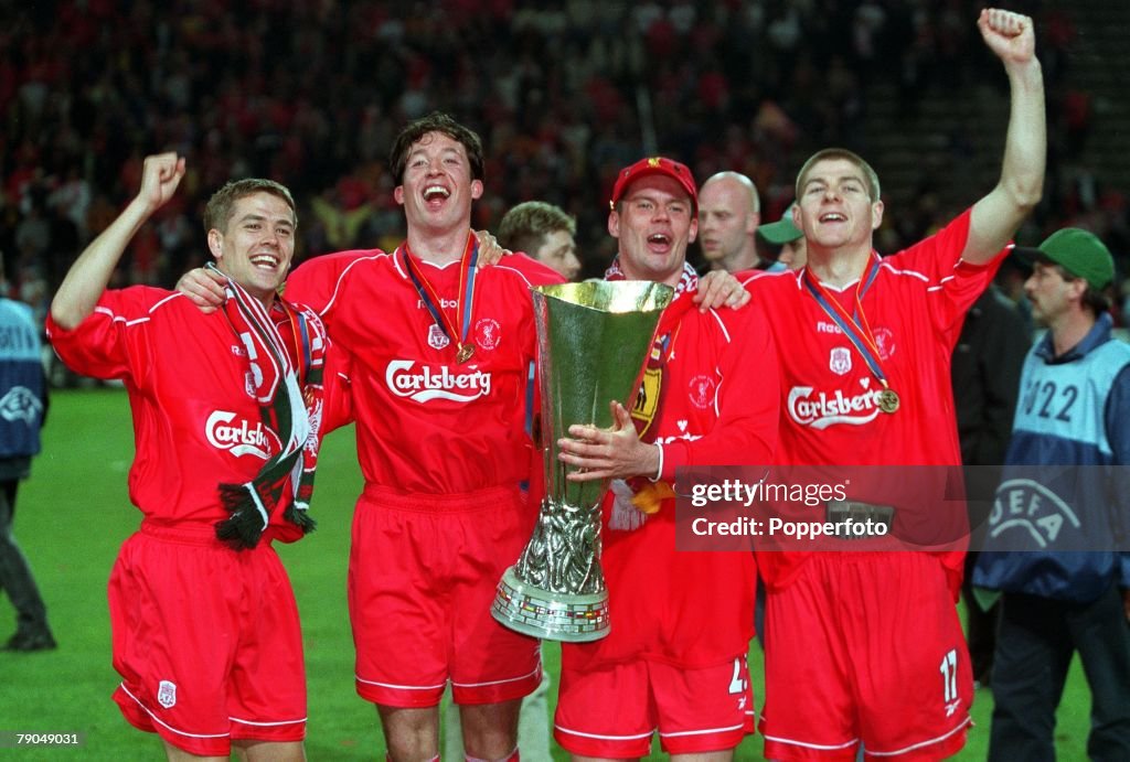 Football. UEFA Cup Final. 16th May 2001. Dortmund, Germany. Liverpool 5 v Deportivo Alaves 4 (on Golden Goal). Liverpool quartet L-R: Michael Owen, Robbie Fowler, Jamie Carragher, and Steven Gerrard are pictured with the trophy during the celebrations.