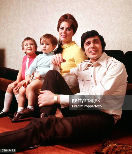 England British pop singer Engelbert Humperdinck is pictured with his wife Patricia and their two children