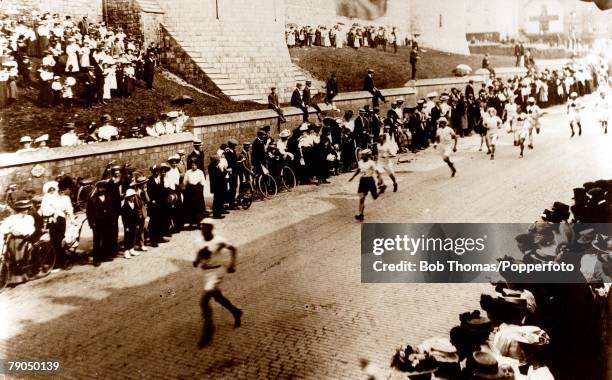 Sport, 1908 Olympic games, London, England, Marathon, The race attracts a crowd of interested spectators as the athletes move out of Windsor, The...