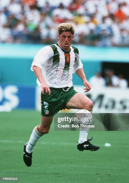 Football, World Cup Finals, Second Phase, Orlando, USA, 4th July 1994, Holland 2 v Republic of Ireland 0, Ireland's Andy Townsend on the ball