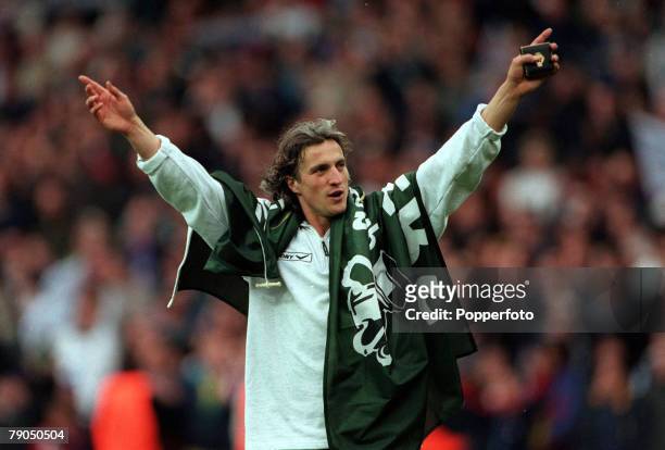 Football, 1999 Worthington Cup Final, Wembley Stadium, 21st March 1999, Tottenham Hotspur 1 v Leicester City 0, Tottenham's David Ginola celebrates...