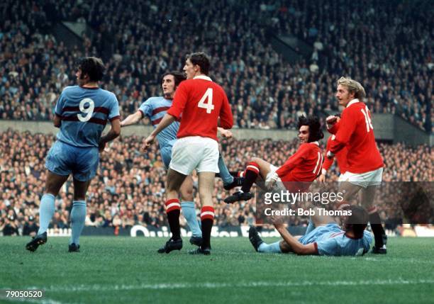 Football, 18th SEPTEMBER 1971, Old Trafford, Manchester, Division One, Manchester United v West Ham United, Manchester United's George Best shoots at...