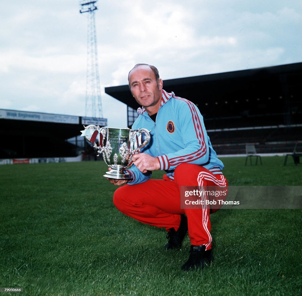 Sport, Football. Ron Saunders, Aston Villa manager, with the Football League Cup, which Villa won twice in 1975 and 1977.