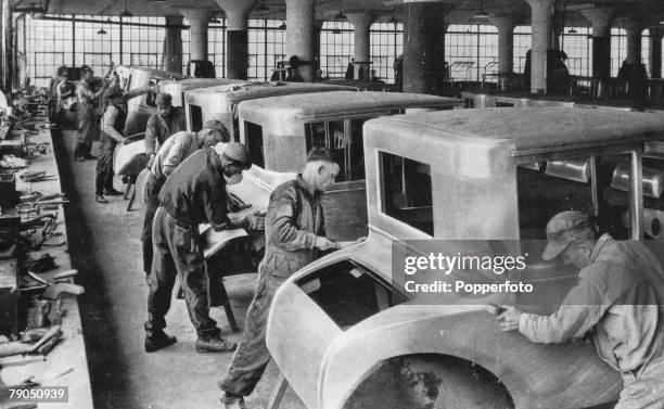 Classic Collection, Page: 44 Detroit, Michigan, USA, circa 1927, A group of men working on an assembly line of car bodies at the Ford motor plant in...