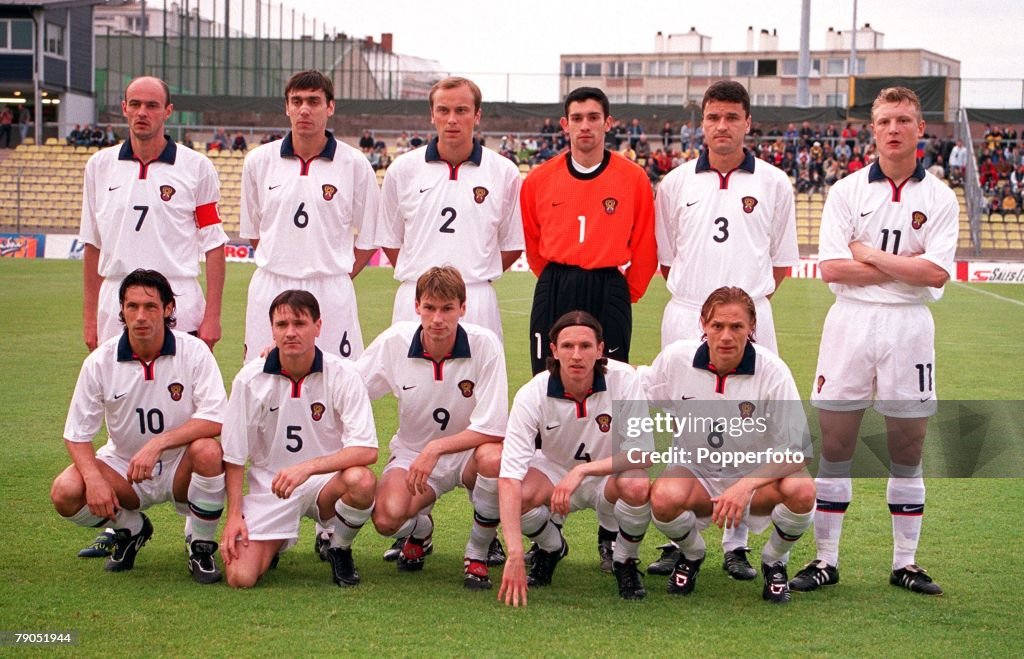 Football. 2002 World Cup Qualifier. Group 1. 6th June 2001. Luxembourg. Luxembourg 1 v Russia 2. The Russia team line up together for a group photograph. Back Row L-R: Viktor Onopko, Yuri Kovtun, Dmitri Khokhlov, Rouslan Nigmatullin, Yuri Nikiforov, Vladi