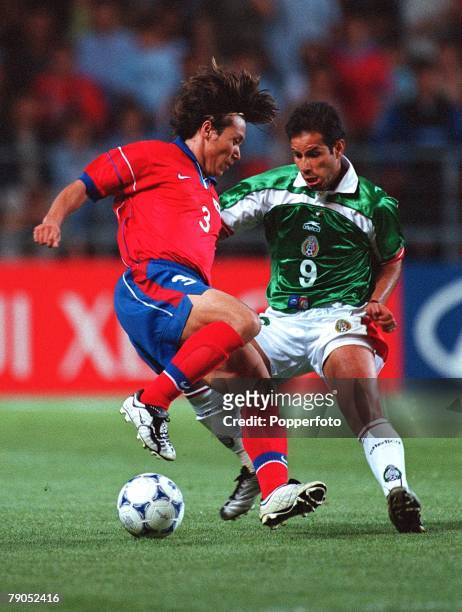 Football, FIFA Confederations Cup, 1st June 2001, Ulsan, Korea, Korea Republic 2 v Mexico 1, Korea Republic's Sung Yong Choi is challenged by...