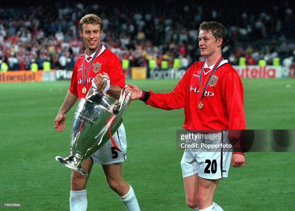 26th MAY 1999. UEFA Champions League Final. Barcelona, Spain. Manchester United 2 v Bayern Munich 1. Manchester United's Ronny Johnsen and Ole Gunner Soskjaer carry the European Cup trophy after the match.