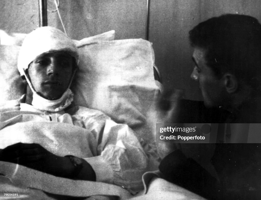 Manchester United Air Disaster, Munich, Germany. 6th FEBRUARY 1958. Manchester United's Dennis Viollet and captain Bill Foulkes talk in a Munich hospital after the Munich aircrash which claimed 21 lives.