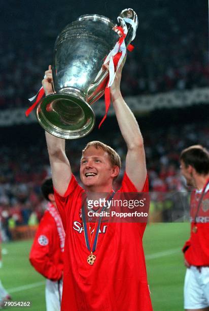 26th MAY 1999, UEFA Champions League Final, Barcelona, Spain, Manchester United 2 v Bayern Munich 1, Manchester United's David May holds the European...
