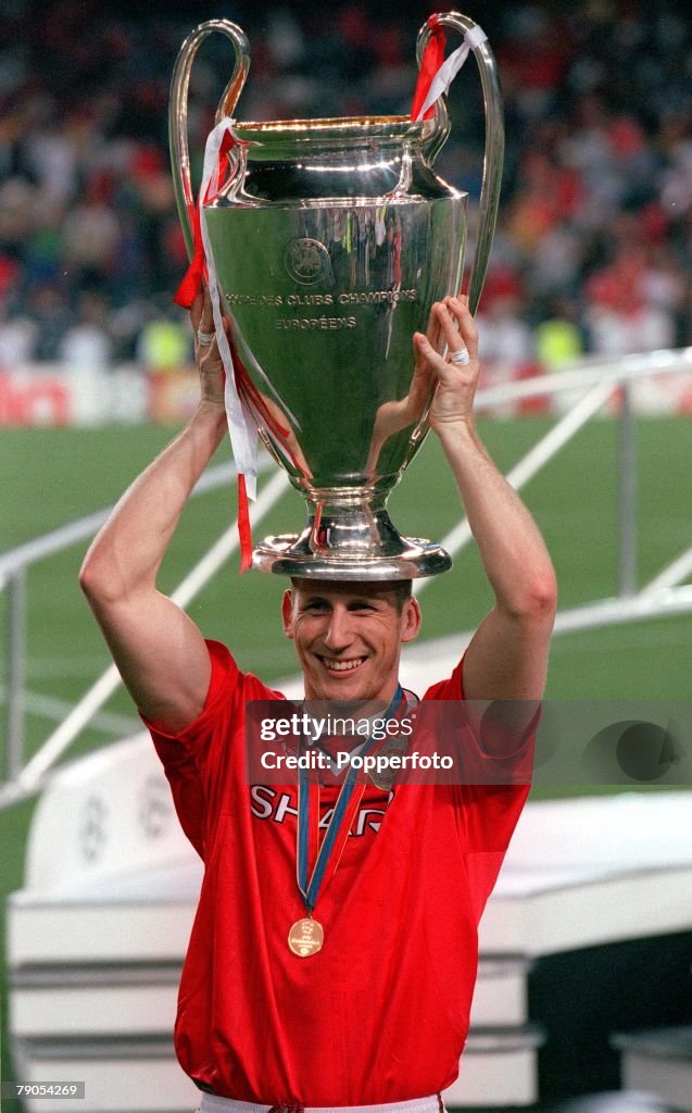 26th MAY 1999. UEFA Champions League Final. Barcelona, Spain. Manchester United 2 v Bayern Munich 1. Manchester United's Jaap Stam holds the European Cup trophy on his head after the match