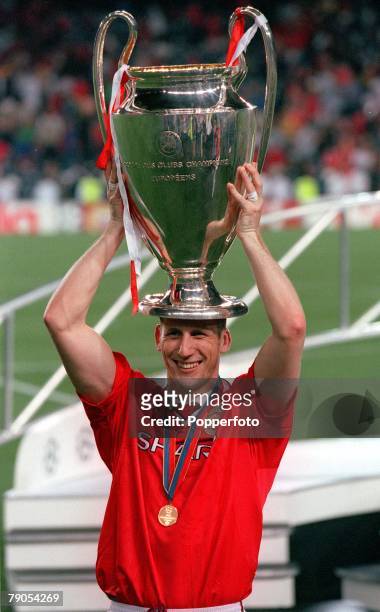 26th MAY 1999, UEFA Champions League Final, Barcelona, Spain, Manchester United 2 v Bayern Munich 1, Manchester United's Jaap Stam holds the European...