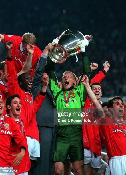 26th MAY 1999, UEFA Champions League Final, Barcelona, Spain, Manchester United 2 v Bayern Munich 1, Manchester United captain Peter Schmeichel holds...