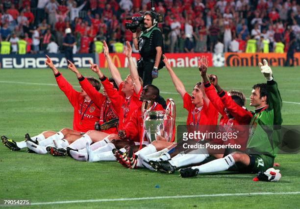 26th MAY 1999, UEFA Champions League Final, Barcelona, Spain, Manchester United 2 v Bayern Munich 1, Manchester United players celebrate with the...