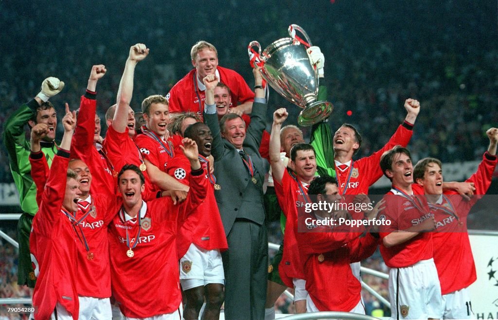 26th MAY 1999. UEFA Champions League Final. Barcelona, Spain. Manchester United 2 v Bayern Munich 1. The Manchester United team and manager Alex Ferguson celebrate with the European Cup trophy at the end of the match