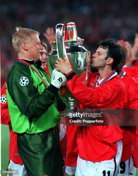 26th MAY 1999, UEFA Champions League Final, Barcelona, Spain, Manchester United 2 v Bayern Munich 1, Manchester United's Ryan Giggs kisses the trophy...
