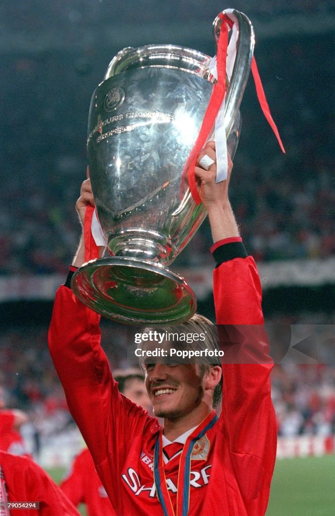 26th MAY 1999. UEFA Champions League Final. Barcelona, Spain. Manchester United 2 v Bayern Munich 1. Manchester United's David Beckham holds the European Cup trophy after the match