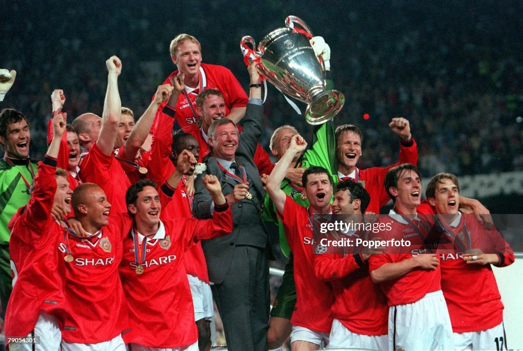 26th MAY 1999. UEFA Champions League Final. Barcelona, Spain. Manchester United 2 v Bayern Munich 1. Manchester United team with manager Alex Ferguson celebrate with the trophy following their win