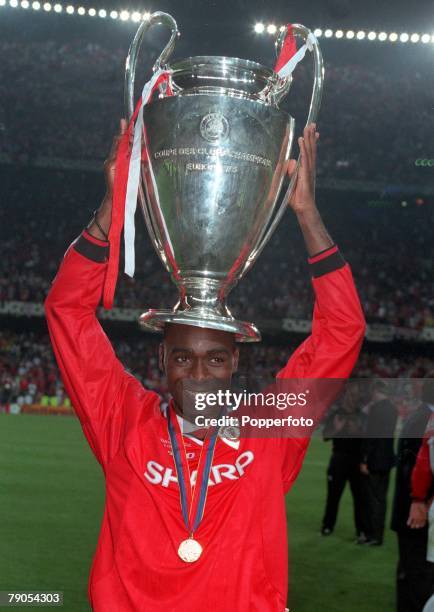 26th MAY 1999, UEFA Champions League Final, Barcelona, Spain, Manchester United 2 v Bayern Munich 1, Manchester United's Andy Cole holds the cup on...