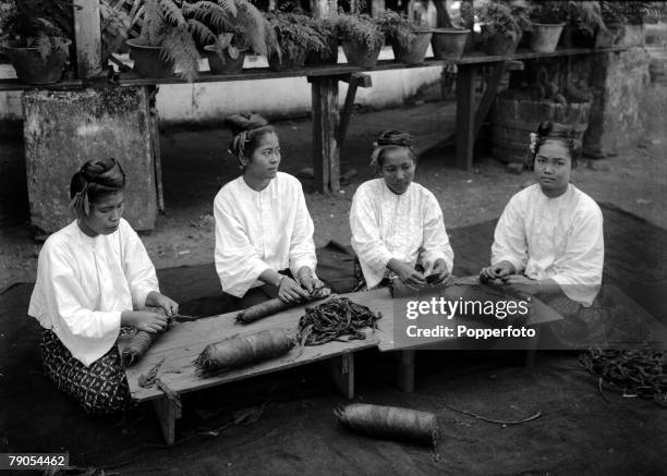 Ponting in Asia 1900 - 1906, Burma, Burmese girls sitting down making cheroots